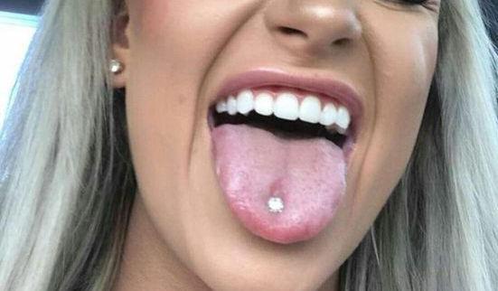 Зачем девушки делают пирсинг языка?