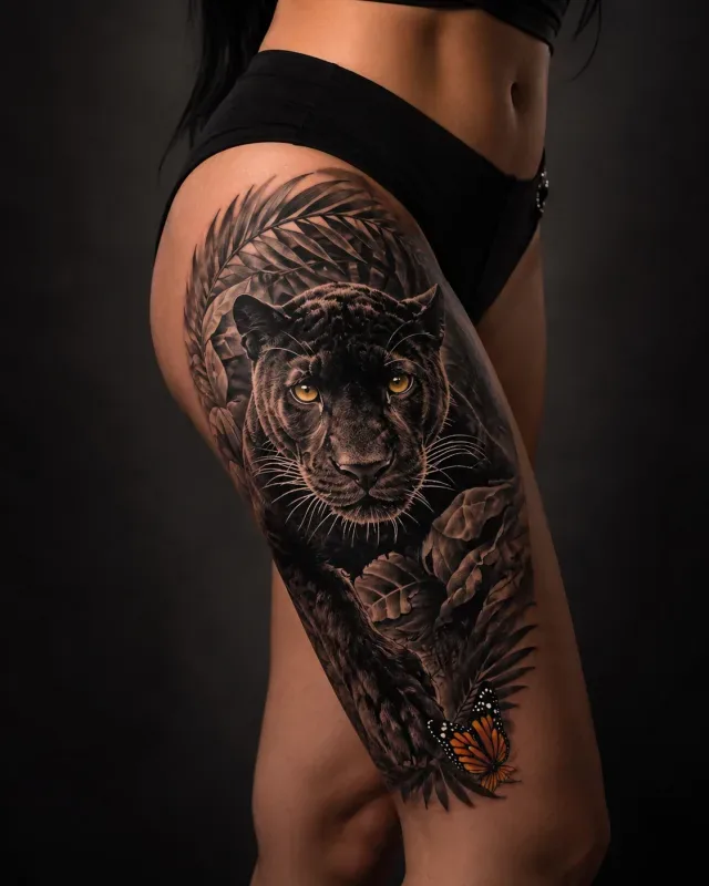 Тату пантера на бедре с бабочкой — реализм и jungle tattoo